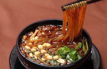 成都小吃肥腸粉搭配“鍋盔”，一個(gè)鍋盔3兩肉！