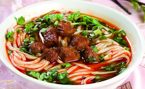 成都美食小吃擔(dān)擔(dān)面，鹵汁酥香，咸鮮微辣