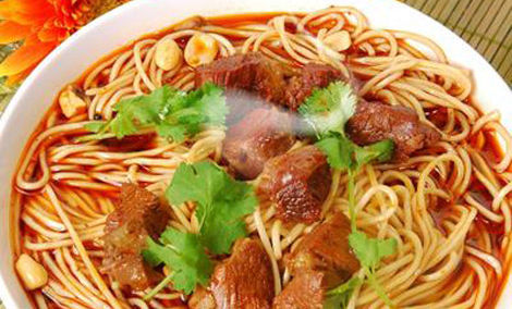成都美食小吃擔(dān)擔(dān)面，鹵汁酥香，咸鮮微辣