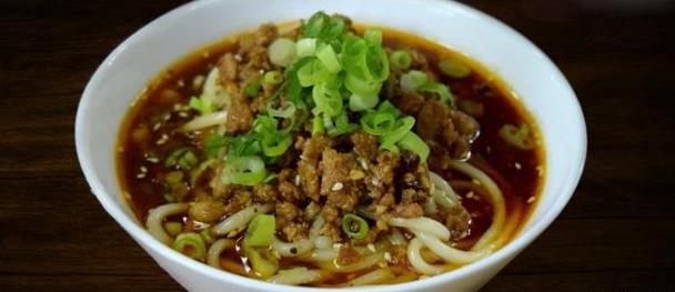 成都美食小吃擔(dān)擔(dān)面，鹵汁酥香，咸鮮微辣