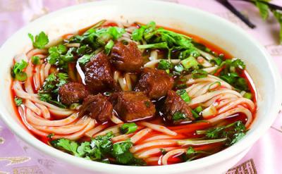 成都美食小吃擔(dān)擔(dān)面，鹵汁酥香，咸鮮微辣