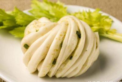 面食如此做才簡單，不發(fā)面、不用煮，比饅頭好吃，比花卷有嚼勁