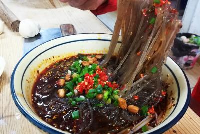 小吃酸辣粉培訓(xùn)哪家好？蜀味緣讓學(xué)員自主創(chuàng)業(yè)自立門戶