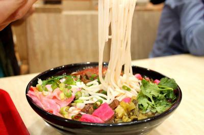 成都哪里可以學(xué)做花溪牛肉粉技術(shù)呢？師傅親自指導(dǎo)