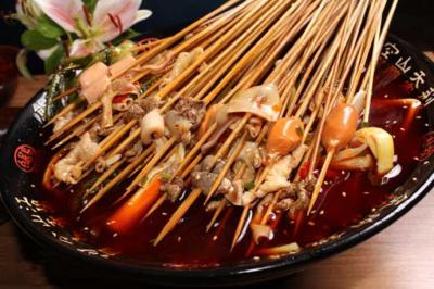四川學串串香技術(shù)去哪里好？老師在旁邊指導