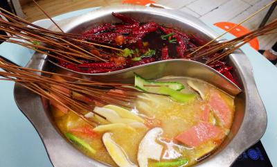 四川餐飲技術(shù)培訓學校，哪里學習正宗串串香技術(shù)培訓？